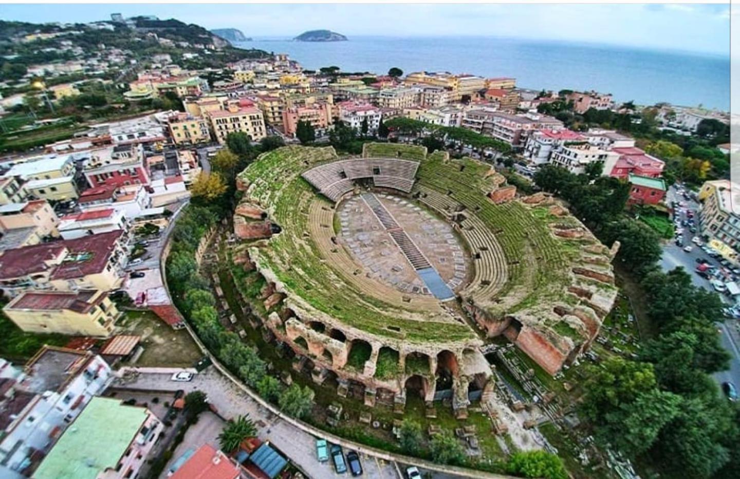 Dimora Flegrea Room & Breakfast Pozzuoli Bagian luar foto